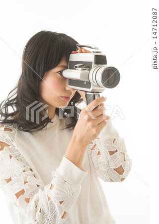 8mmフィルムカメラを持つ女性 8mmフィルムカメラを持つ女性 14712087