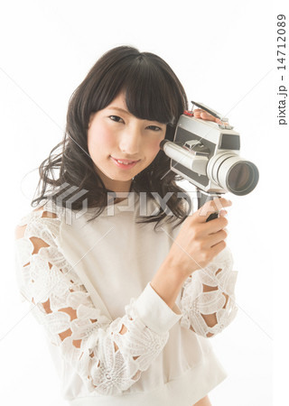 8mmフィルムカメラを持つ女性 14712089