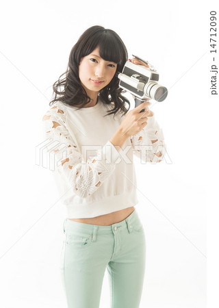 8mmフィルムカメラを持つ女性 14712090