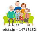 3世代6人スマート家族_ソファーで集合 14713152
