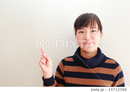 指を差す女性 14713360