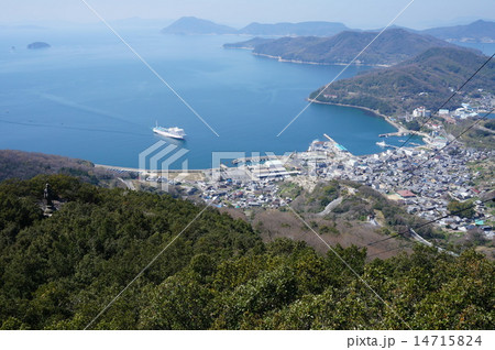 フェリーが入港する春の坂手港　香川県小豆郡小豆島町 14715824