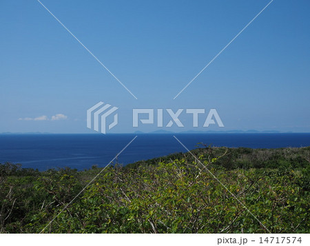 沖縄本島より伊是名島、伊平屋島を望む 沖縄本島より伊是名島、伊平屋島を望む 14717574