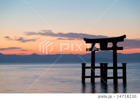 琵琶湖の夜明け 14718230