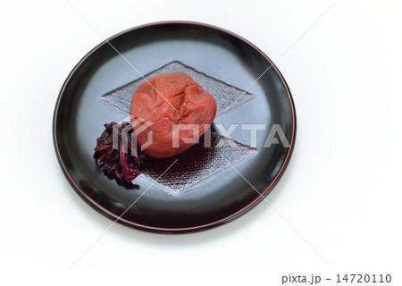 皿の上の梅干し 14720110
