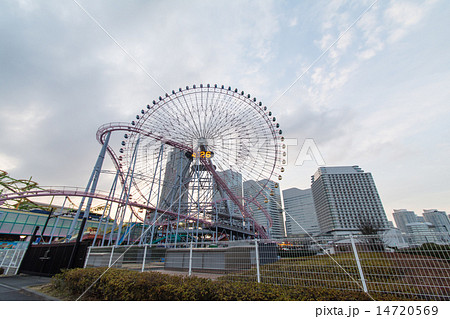横浜港未来の遊園地 大観覧車とジェットコースターとデジタル時計 横浜港未来の遊園地 大観覧車とジェットコースターとデジタル時計 14720569
