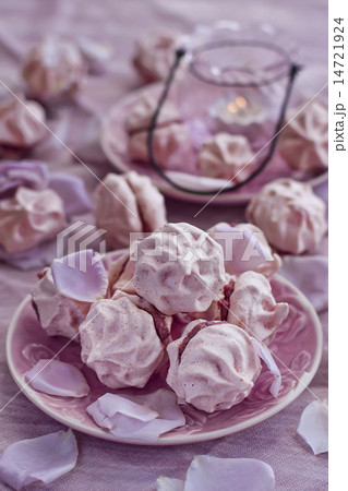 Rose meringue 14721924