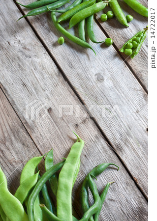 Corner background with beans and peas 14722017