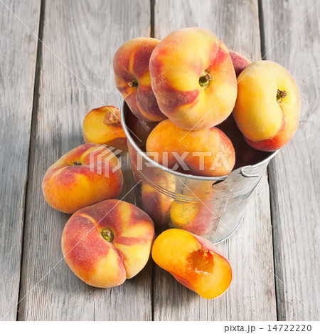 Flat or saturn peaches Flat or saturn peaches 14722220