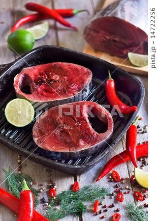 Raw tuna with spices 14722256