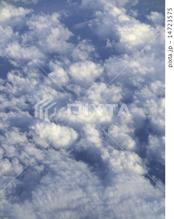雲上から見下ろした雲の写真素材 [14723575] - PIXTA