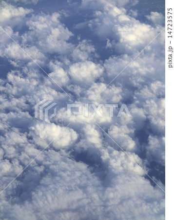 雲上から見下ろした雲の写真素材 [14723575] - PIXTA