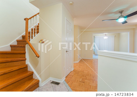 Empty living room Empty living room 14723834