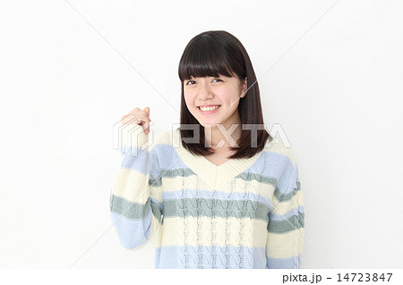 ガッツポーズをする女子校生 14723847