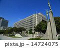 大阪市役所と銅像 14724075