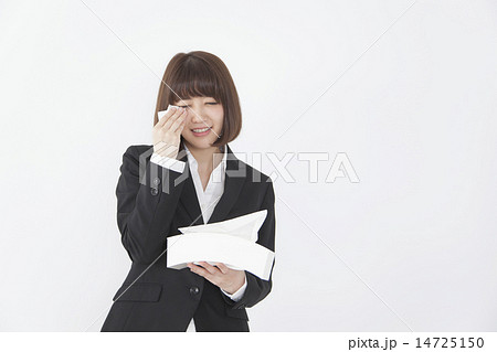 涙を拭くビジネス女性イメージの写真素材