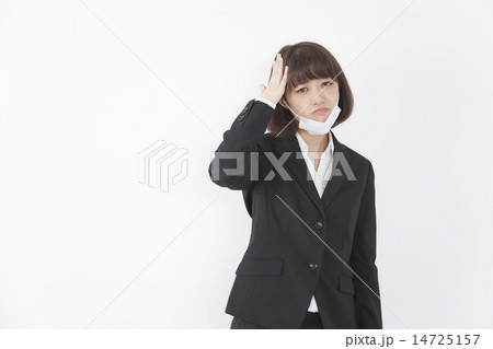 体調が悪いビジネス女性イメージ 14725157