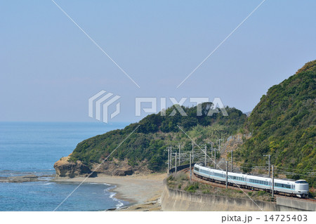 紀勢本線の海岸沿いを走る特急列車 14725403