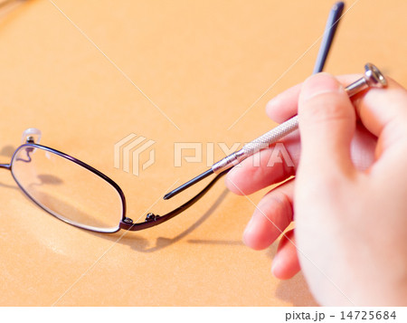 眼鏡のねじを回す 14725684