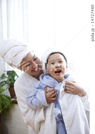 風呂上がりの母娘 風呂上がりの母娘 14727480