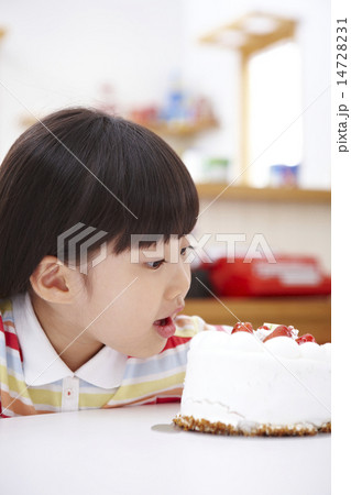 バースデーケーキの女の子 14728231