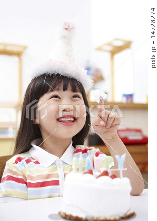 バースデーケーキの女の子の写真素材