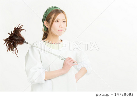 割烹着を着て掃除する主婦 割烹着を着て掃除する主婦 14729093