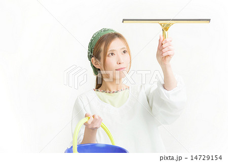 割烹着を着て掃除する主婦 14729154