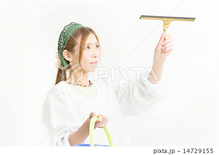 割烹着を着て掃除する主婦 割烹着を着て掃除する主婦 14729155