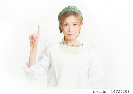 割烹着を着て掃除する主婦 割烹着を着て掃除する主婦 14729203