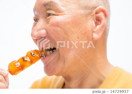 串団子を食べるシニア 14729957