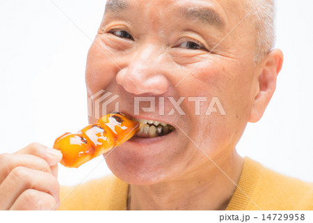 串団子を食べるシニア 14729958