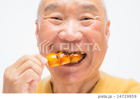 串団子を食べるシニア 14729959