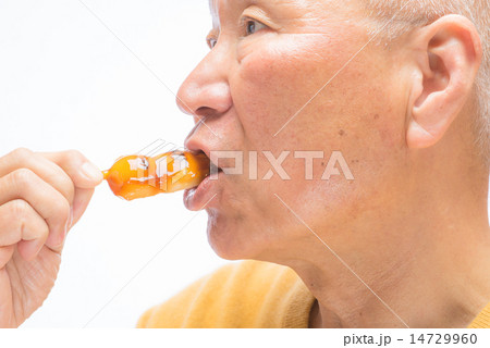 串団子を食べるシニア 串団子を食べるシニア 14729960