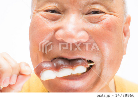 串団子を食べるシニア 串団子を食べるシニア 14729966