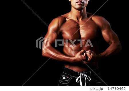 日焼け男性アスリートの筋肉の写真素材