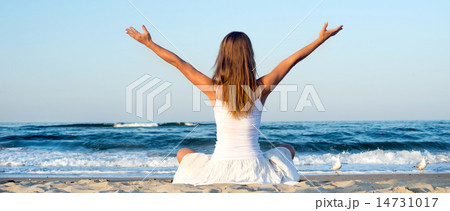 Woman meditating at the sea 14731017