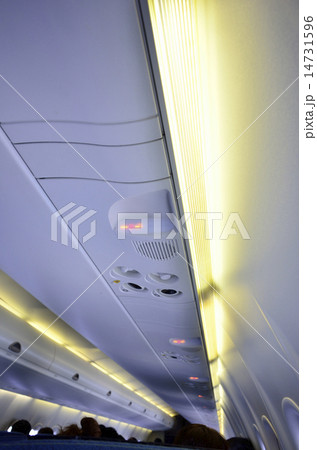 飛行機の読書灯　機内の読書灯 14731596