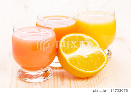 Fresh juice with cut in half orange fruit Fresh juice with cut in half orange fruit 14733076