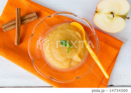 Applesauce with cinnamon and orange spoon 14734300