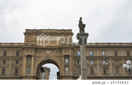 Arch with inscription on Piazza della Repubblica 14735633