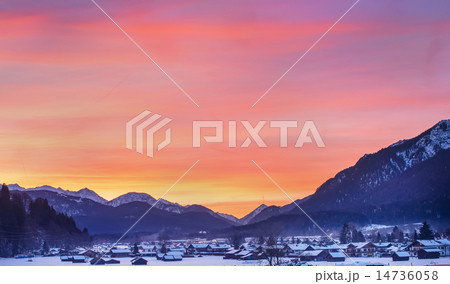 Colotful winter sunset in Garmisch-Partenkirchen 14736058