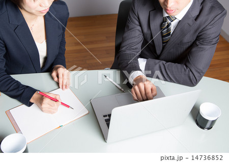 ビジネス　男女　打合せ　PC 14736852