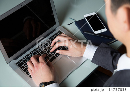 ビジネス　男性　PC　手帳　スマホ 14737053