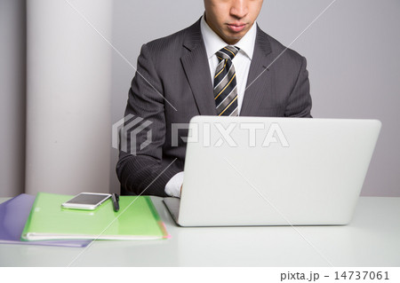 ビジネス　男性　PC　ファイル　スマホ 14737061