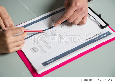 ビジネス　男女　書類　打ち合わせ 14737123