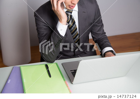 ビジネス 男性 PC ファイル スマホ ビジネス 男性 PC ファイル スマホ 14737124