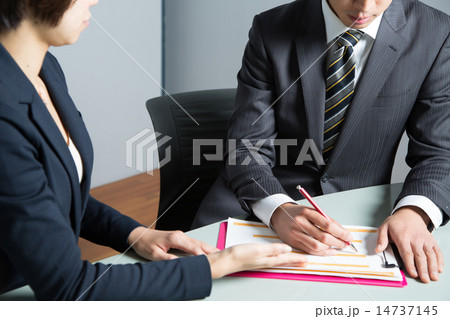 ビジネス 男女 書類 打ち合わせ 書く 記入 ビジネス 男女 書類 打ち合わせ 書く 記入 14737145