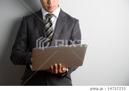 ビジネス　男性　PC　ノマド 14737255