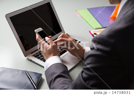 ビジネス　男性　PC　ファイル　スマホ　 14738031